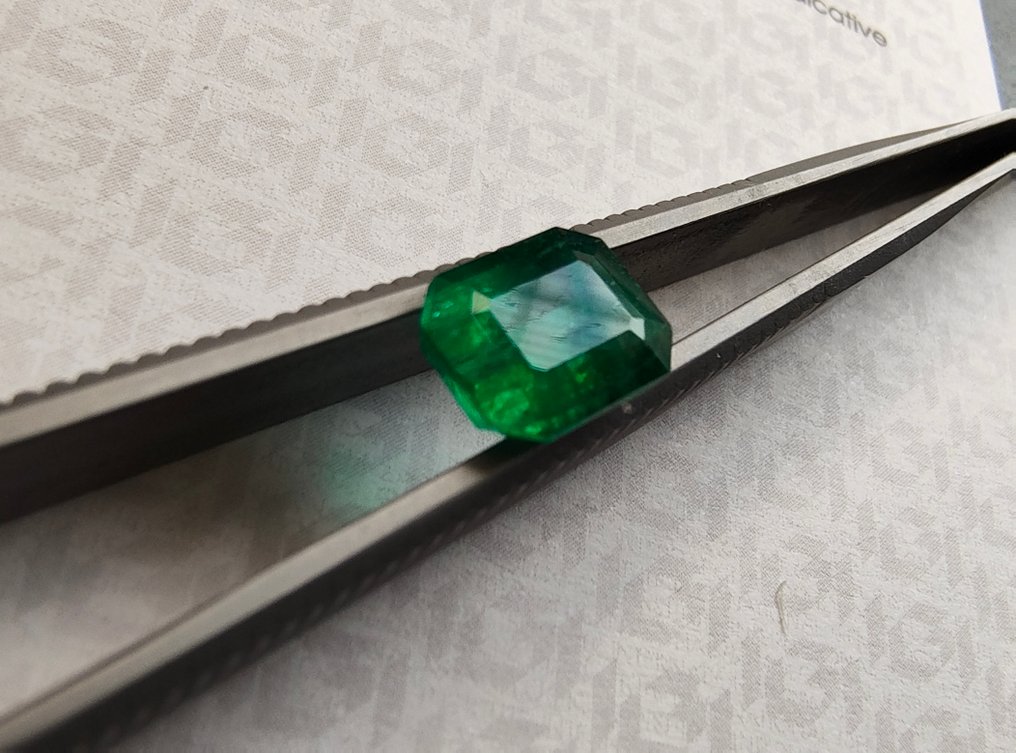 Zöld Smaragd  - 2.22 ct - Nemzetközi Gemmológiai Intézet (IGI) - Mélykék élénk zöld szín #2.1