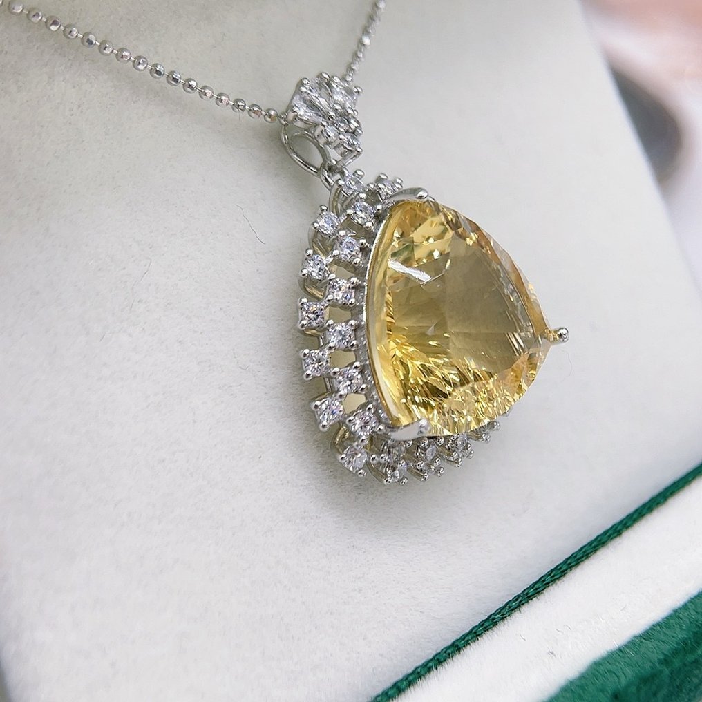 ***SENZA RISERVA*** Lusso Sunburst: citrina taglio trillion circondata da pietre scintillanti su una catena d'argento - Altezza: 23 mm - Larghezza: 23 mm- 7,4 g - (1) #4.3