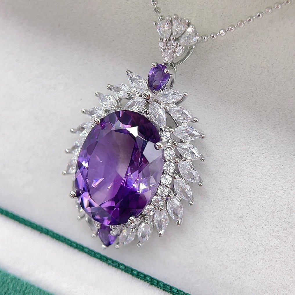 ***BEZ REZERWY*** Korona w fiolecie – wisiorek z ametystem w aureoli z 925 srebra 9,5 karata - owalny szlif - na srebrnym łańcuszku - Wysokość: 28 mm - Szerokość: 22 mm- 6,9 g - (1) #4.3
