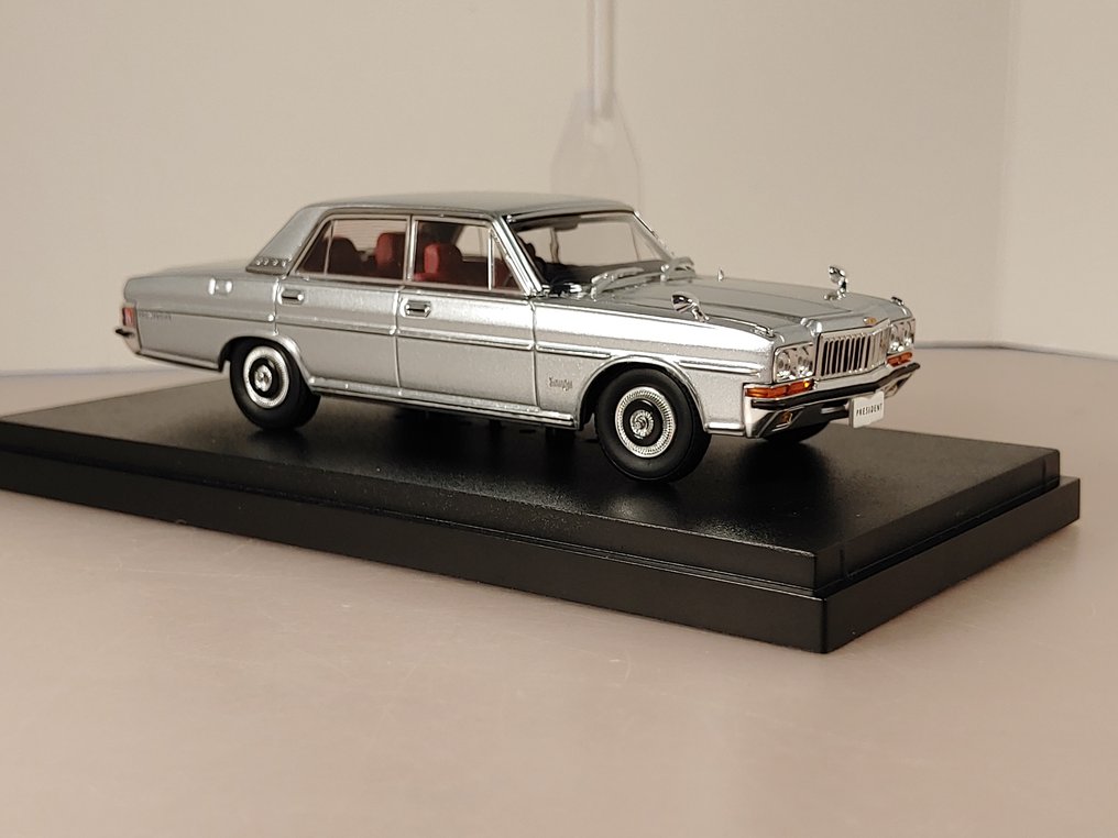 Ebbro 1:43 - Limousinenmodell - Nissan President 252 V8-motor #1.0