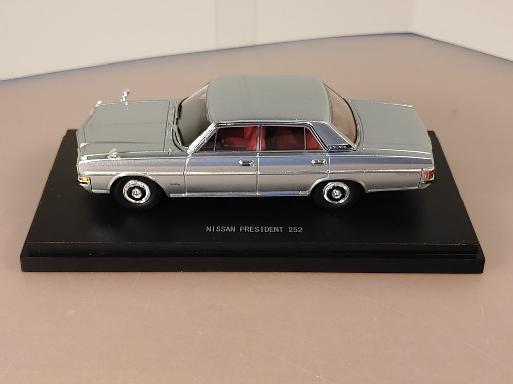 Ebbro 1:43 - Limousinenmodell - Nissan President 252 V8-motor #1.0