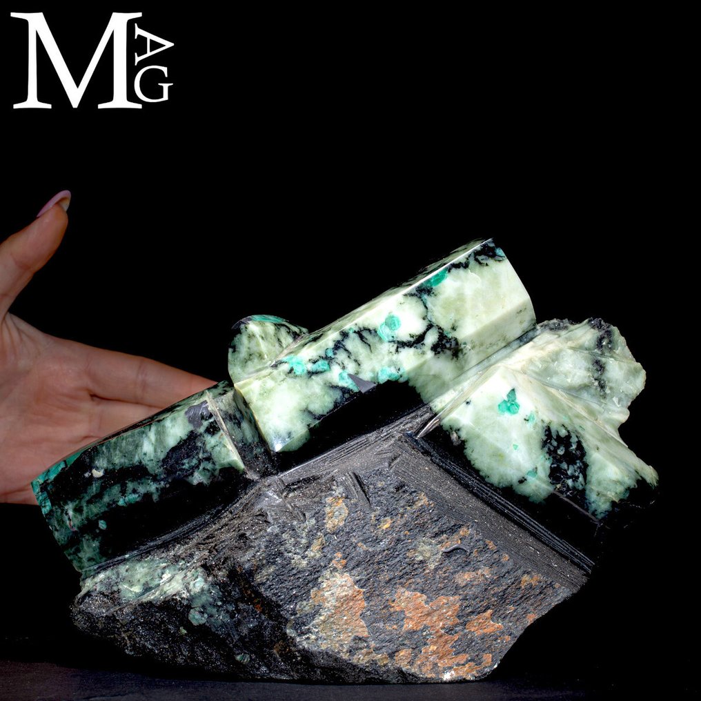 Emerald Formation in Biotite Matrix - Precious Brazilian Emerald Cluster - Altezza: 250 mm - Larghezza: 165 mm- 5184 g #1.0