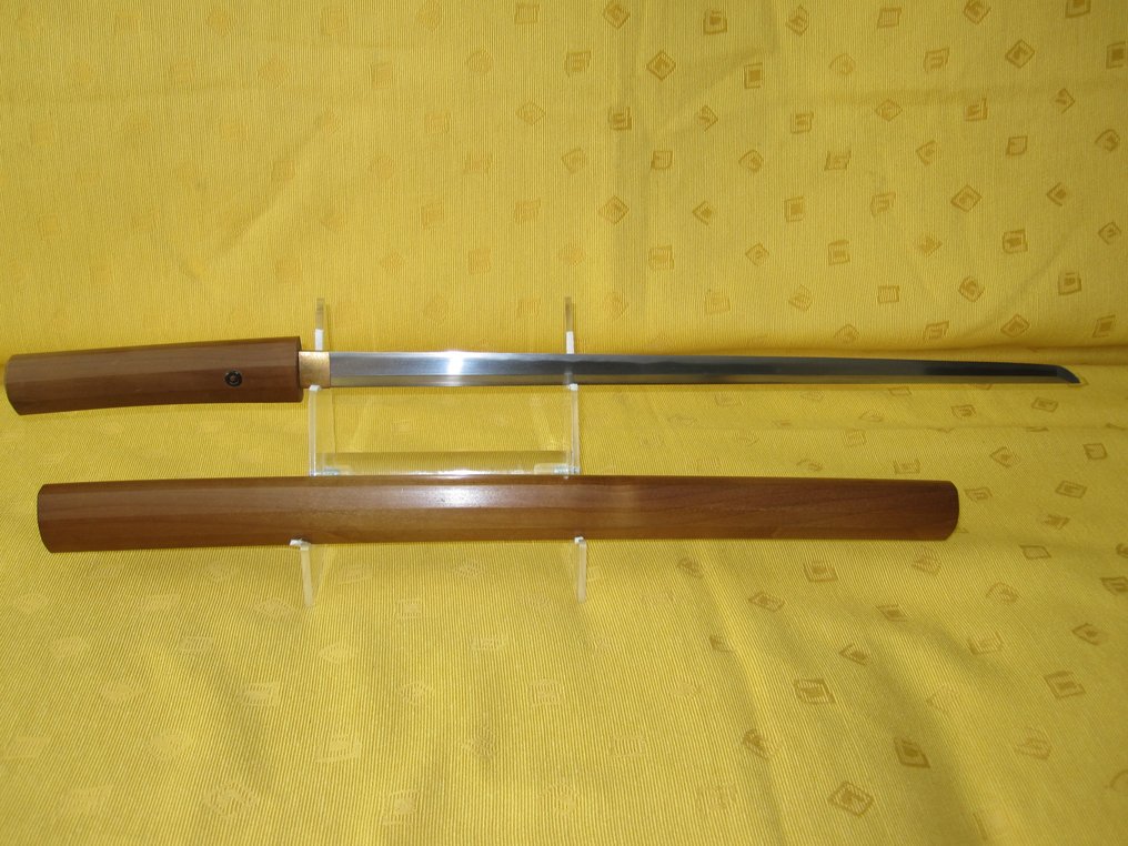 Katana - Tamahagane - " Iga no kami Fujiwara Kinmichi " , “Kiku-mon” en “Nihon Kaji Sosho” - Japan - Antikk japansk shinogi-zukuri wakizashi i shirasaya. #1.0