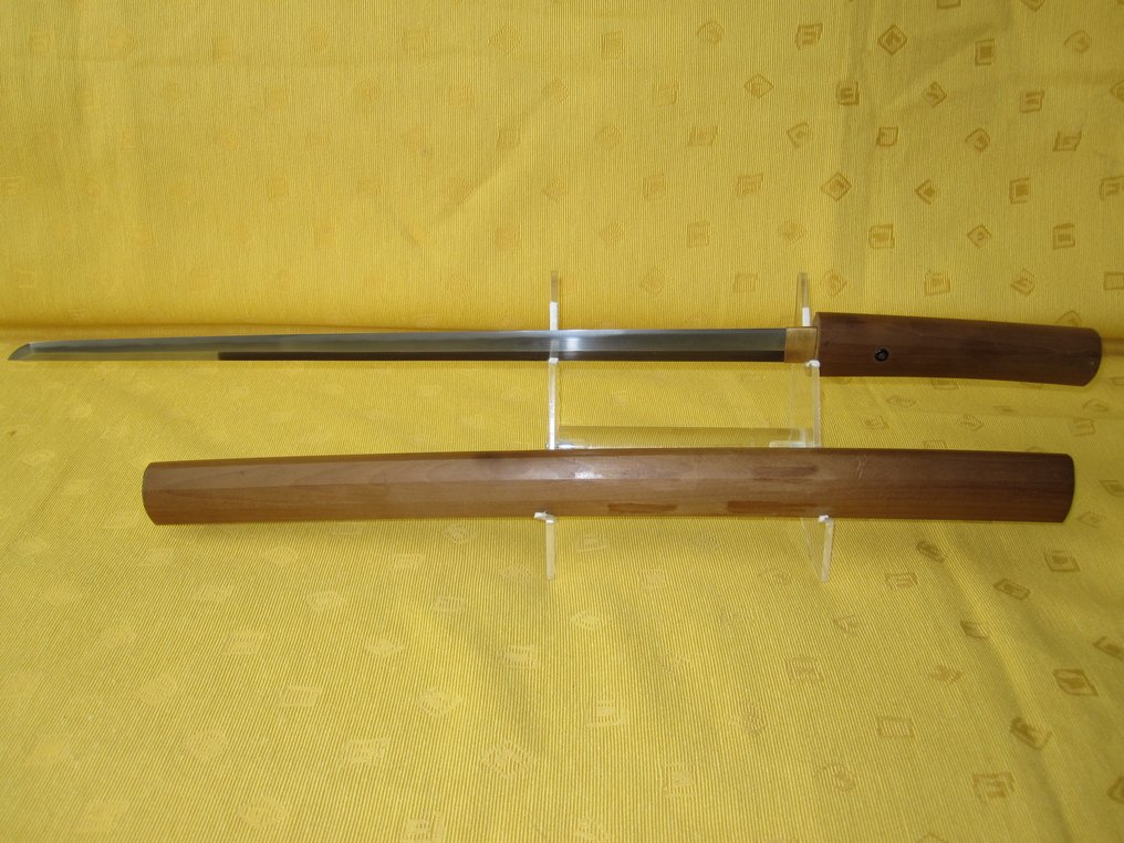 Katana - Tamahagane - " Iga no kami Fujiwara Kinmichi " , “Kiku-mon” en “Nihon Kaji Sosho” - Japan - Antikk japansk shinogi-zukuri wakizashi i shirasaya. #4.3