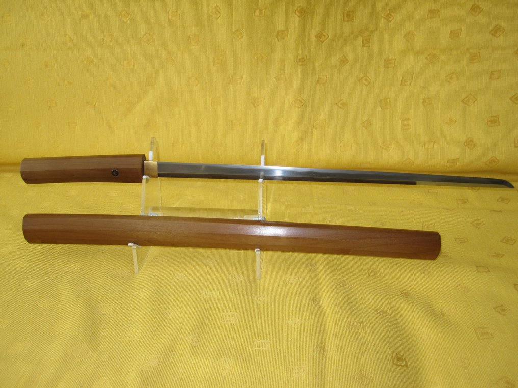 Katana - Tamahagane - " Iga no kami Fujiwara Kinmichi " , “Kiku-mon” en “Nihon Kaji Sosho” - Japan - Antikk japansk shinogi-zukuri wakizashi i shirasaya. #2.1