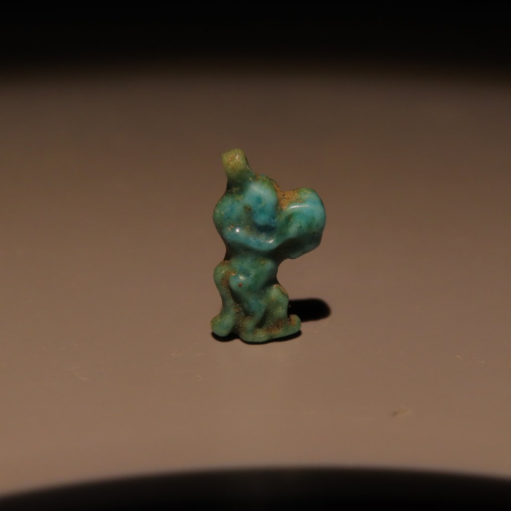 Αρχαία Αιγυπτιακή Faience Χάντρα κολιέ του Θεού Μπε. Νεότερη Βασιλεία, 18η Δυναστεία, περ. 1575–1295 π.Χ. Ύψος 1,3 εκ. (χωρίς τιμή ασφαλείας) #1.0