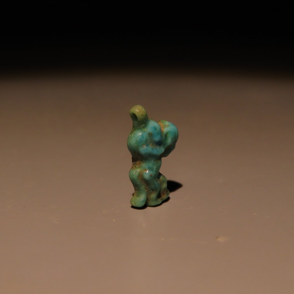 Αρχαία Αιγυπτιακή Faience Χάντρα κολιέ του Θεού Μπε. Νεότερη Βασιλεία, 18η Δυναστεία, περ. 1575–1295 π.Χ. Ύψος 1,3 εκ. (χωρίς τιμή ασφαλείας) #1.0