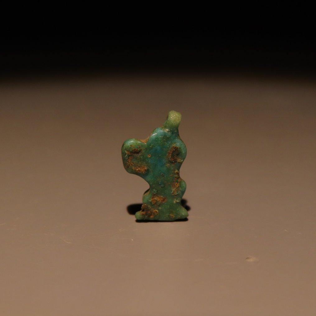 Αρχαία Αιγυπτιακή Faience Χάντρα κολιέ του Θεού Μπε. Νεότερη Βασιλεία, 18η Δυναστεία, περ. 1575–1295 π.Χ. Ύψος 1,3 εκ. (χωρίς τιμή ασφαλείας) #4.3
