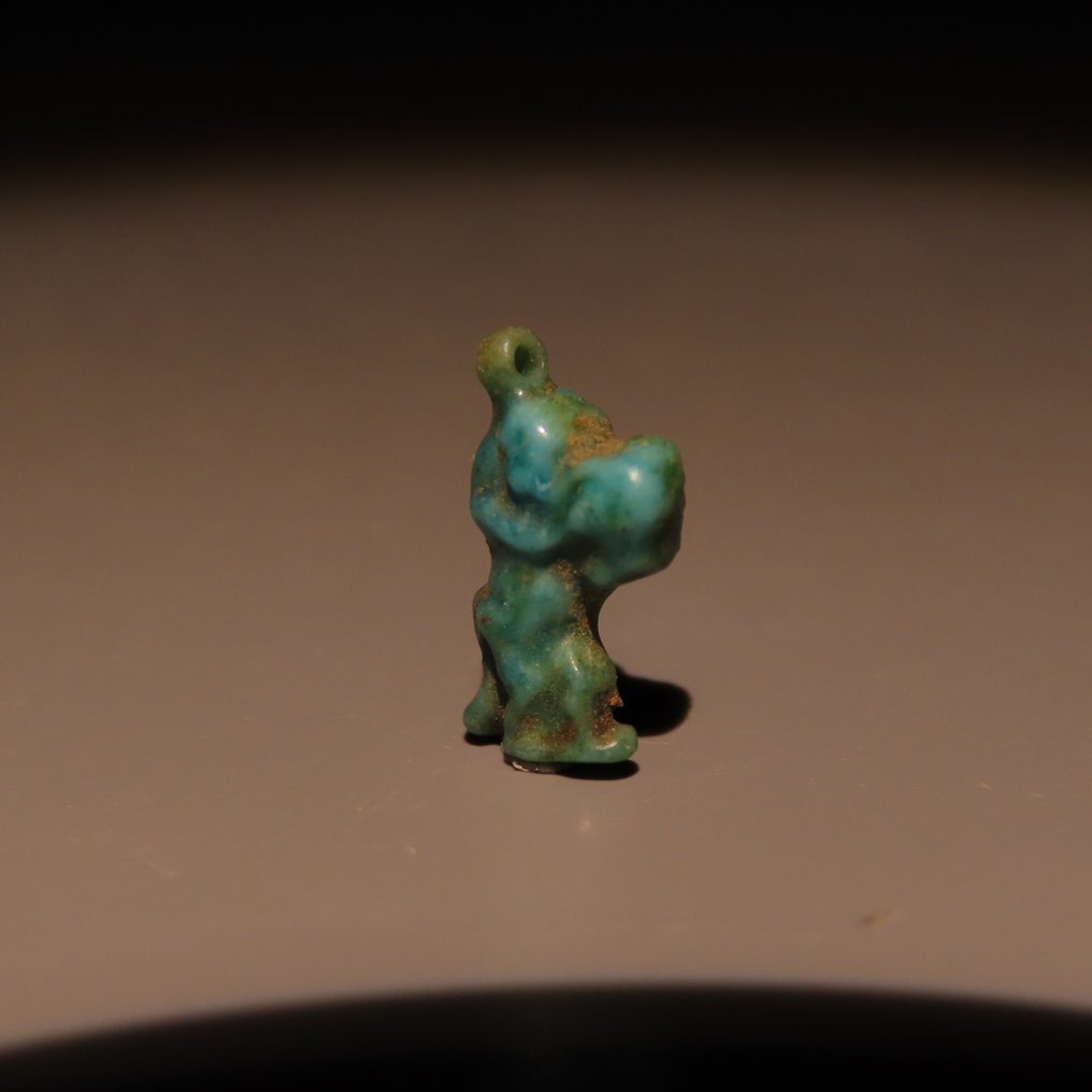 Αρχαία Αιγυπτιακή Faience Χάντρα κολιέ του Θεού Μπε. Νεότερη Βασιλεία, 18η Δυναστεία, περ. 1575–1295 π.Χ. Ύψος 1,3 εκ. (χωρίς τιμή ασφαλείας) #2.1
