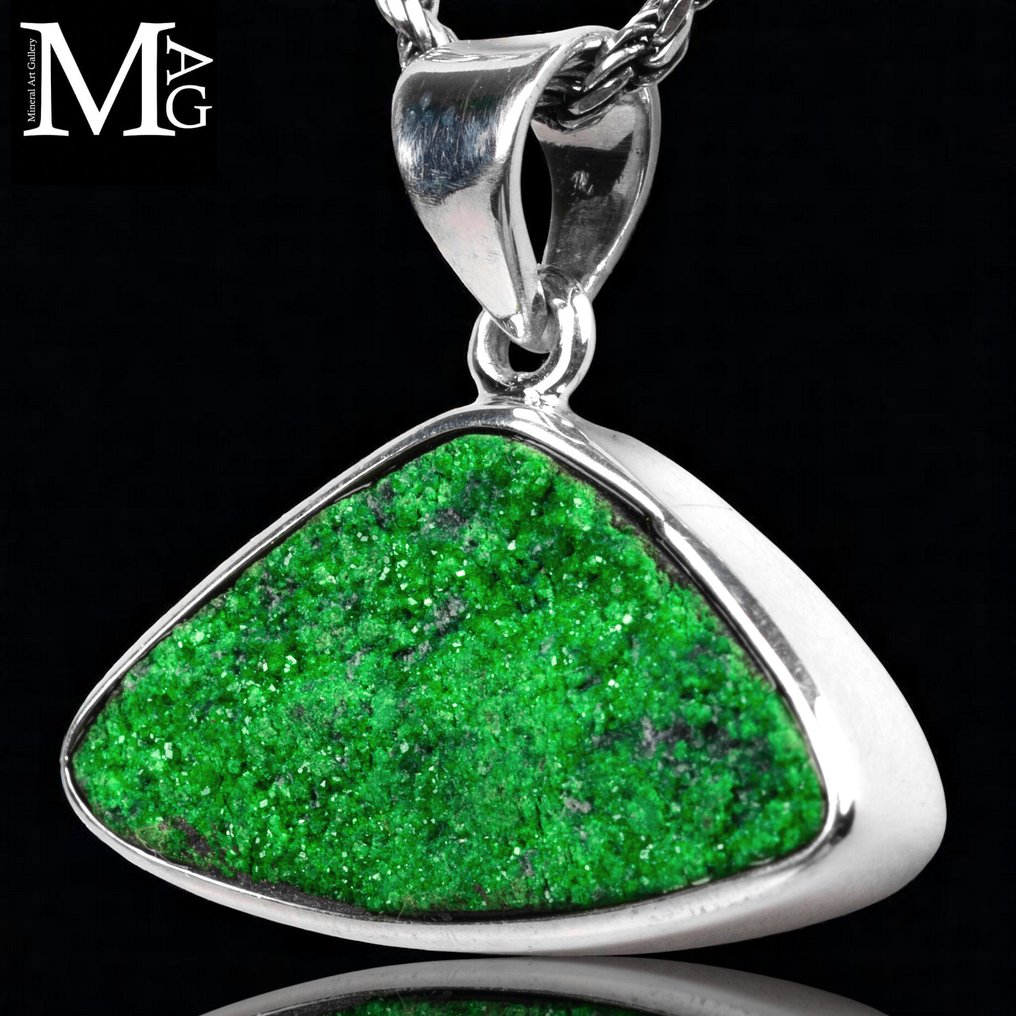 Really Unique - Sterling Silver Pendant with Trapezoidal Uvarovite - Extremely Rare Mineral - - Altezza: 28.5 mm - Larghezza: 25 mm- 6 g #1.0