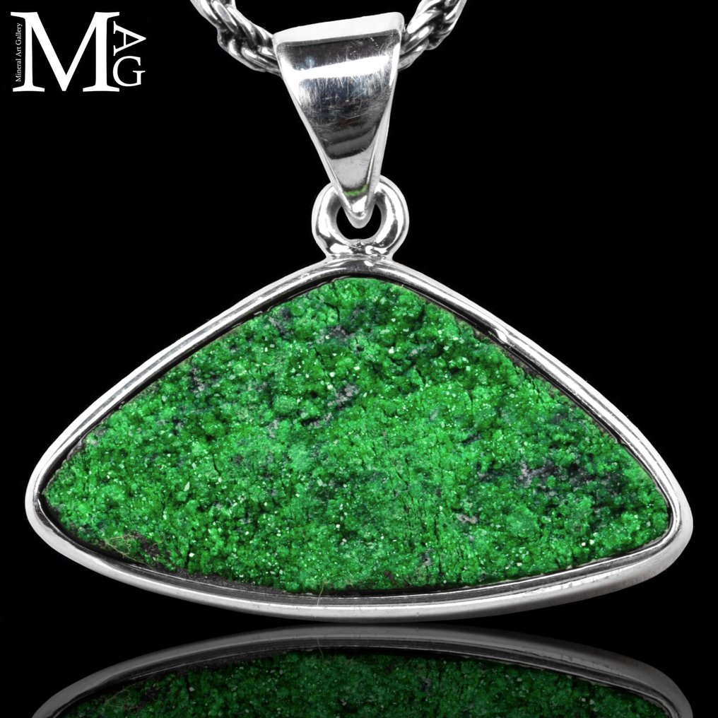 Really Unique - Sterling Silver Pendant with Trapezoidal Uvarovite - Extremely Rare Mineral - - Altezza: 28.5 mm - Larghezza: 25 mm- 6 g #1.0