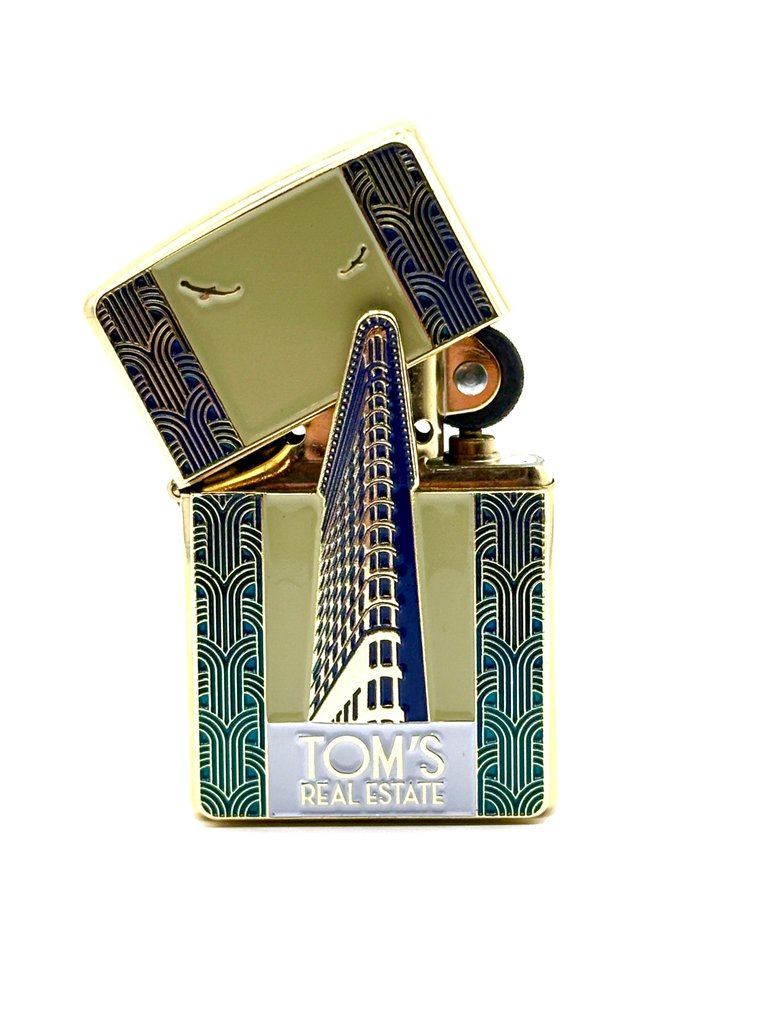 Zippo - Zippo Tom’s Real Estate 3 limited edition Flatiron - Ingen mindstepris - Lighter - Messing, Træ, Emalje, Forsølvet #2.1