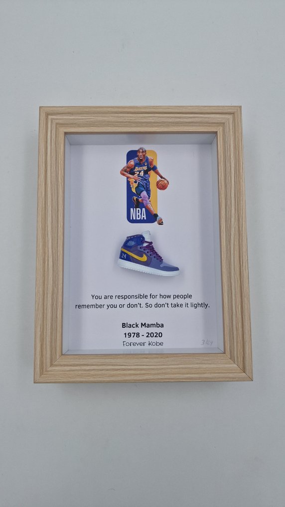 Lijst- Mini sneaker 'AJ1 Air Jordan 1 x Kobe Bryant' ingelijst - Hout - Beperkt & Genummerd #1.0