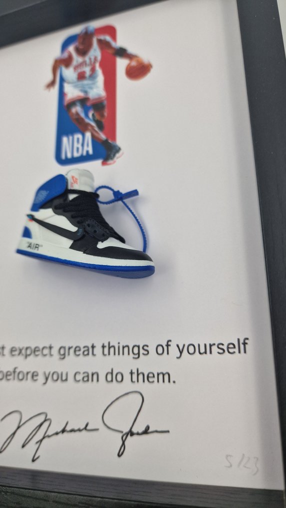 框架- 迷你运动鞋“AJ1 Air Jordan 1 X Off-White碎片设计蓝色”框架 - 木 - 有限的与编号的 #3.2