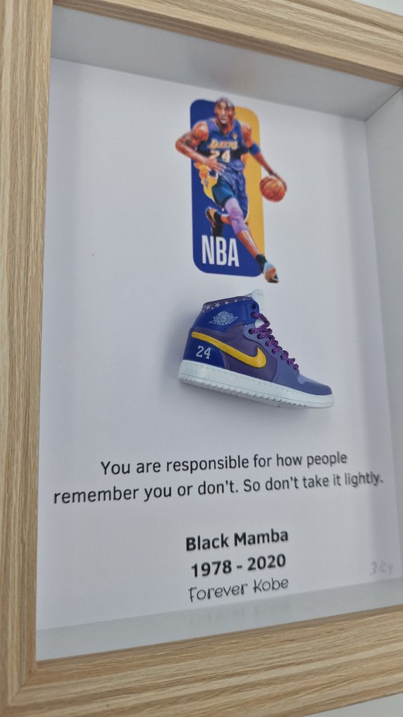 Lijst- Mini sneaker 'AJ1 Air Jordan 1 x Kobe Bryant' ingelijst - Hout - Beperkt & Genummerd #2.1
