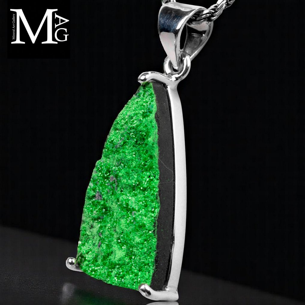 Ekstremt sjældent mineral - Uvarovite - Miner af Perm-regionen, Uralbjergene - Eksklusiv italiensk - Højde: 40 mm - Bredde: 15.5 mm- 6 g #2.1