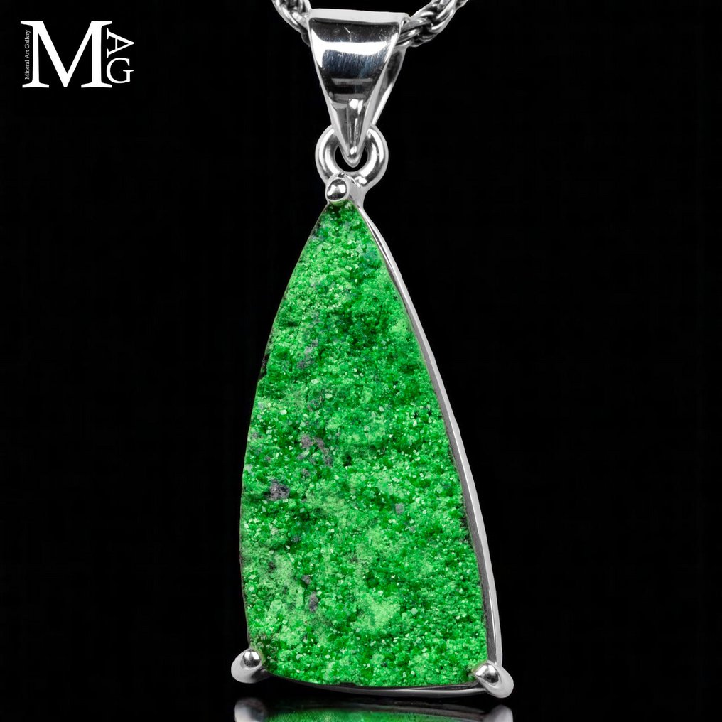 Ekstremt sjældent mineral - Uvarovite - Miner af Perm-regionen, Uralbjergene - Eksklusiv italiensk - Højde: 40 mm - Bredde: 15.5 mm- 6 g #1.0