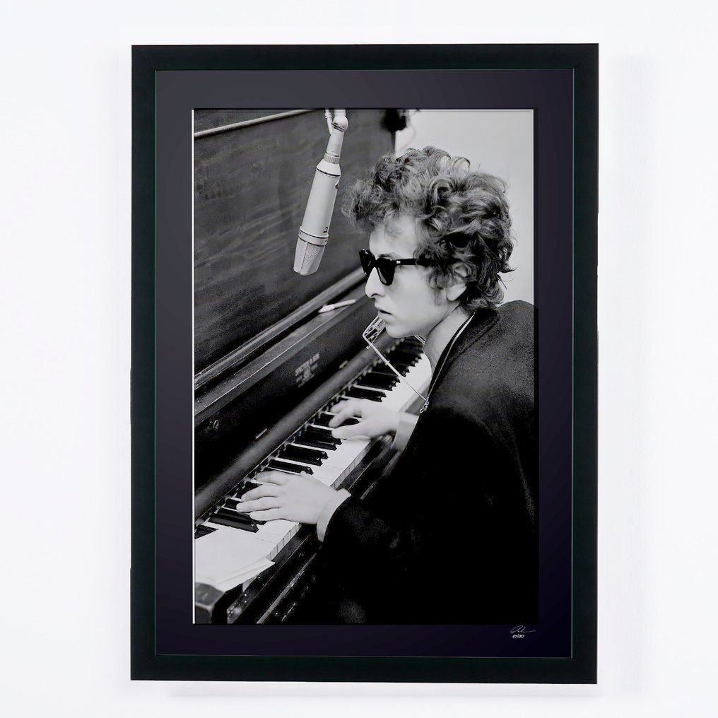 Bob Dylan at Piano - Fine Art Photography - Luxury Wooden Framed 70X50 cm - Limited Edition Nr 02 of 20 - Serial MU169 - Original Certificate (COA), Hologram - 100% New. Shipping Reduction from 3 items #1.0