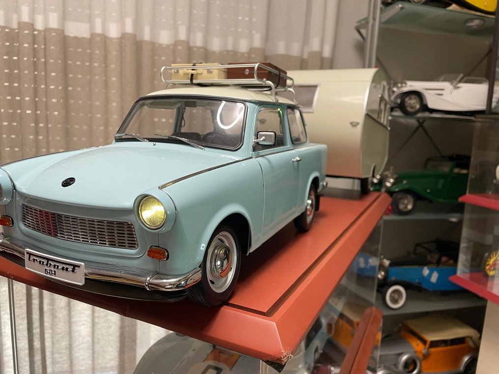 Hachette 1:8 - Modellino di auto - Trabant 601 deluxe con roulotte #1.0