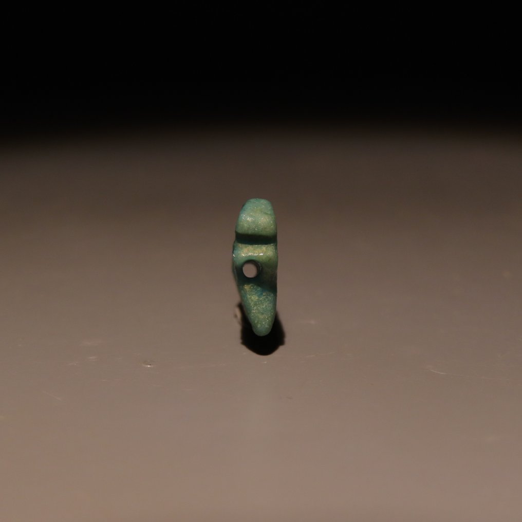 古埃及 Faience 烏賈特護身符。晚期，西元前 664 年 - 西元前 332 年。長度1.3公分。  (沒有保留價) #4.3