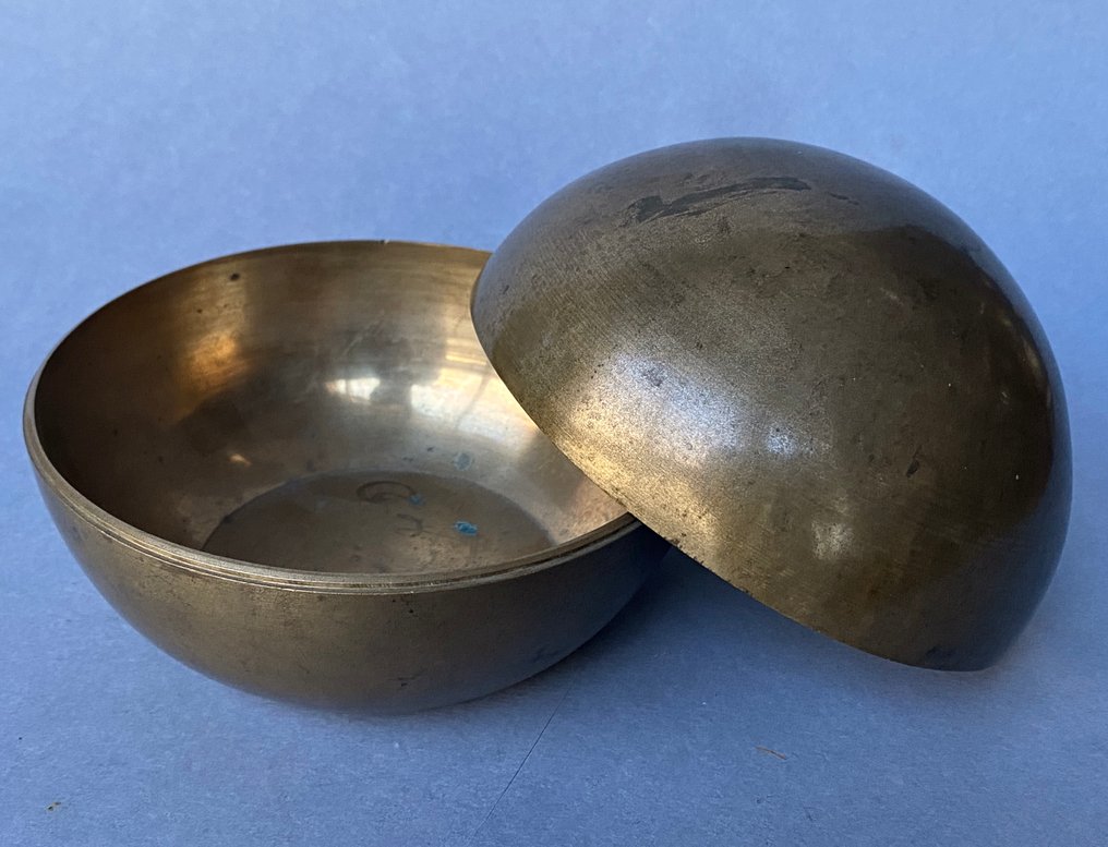 铜制优雅的半球形容器，设计简洁而朴素。 - 黄铜 - 印度 - Early 20th century #4.3