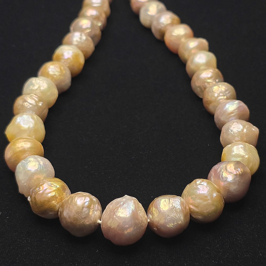 Strand of natural multi-shaded pink aquamarine pearls. Core pins with core, ø 10.9/16.2 mm, 40 cm- 107.5 g - (1) #2.1