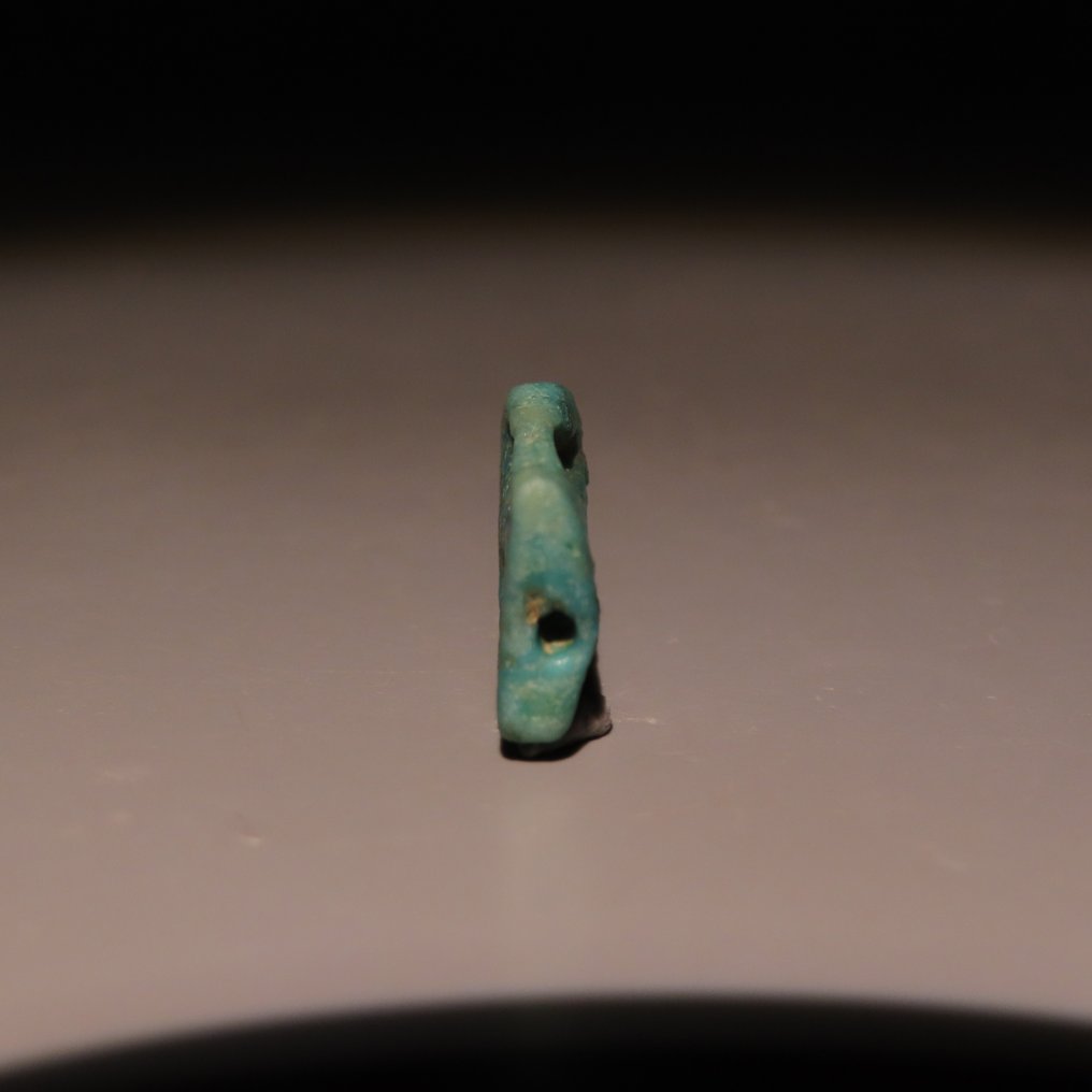 古埃及 Faience 烏賈特護身符。晚期，西元前 664 年 - 西元前 332 年。長度1.3公分。  (沒有保留價) #3.2