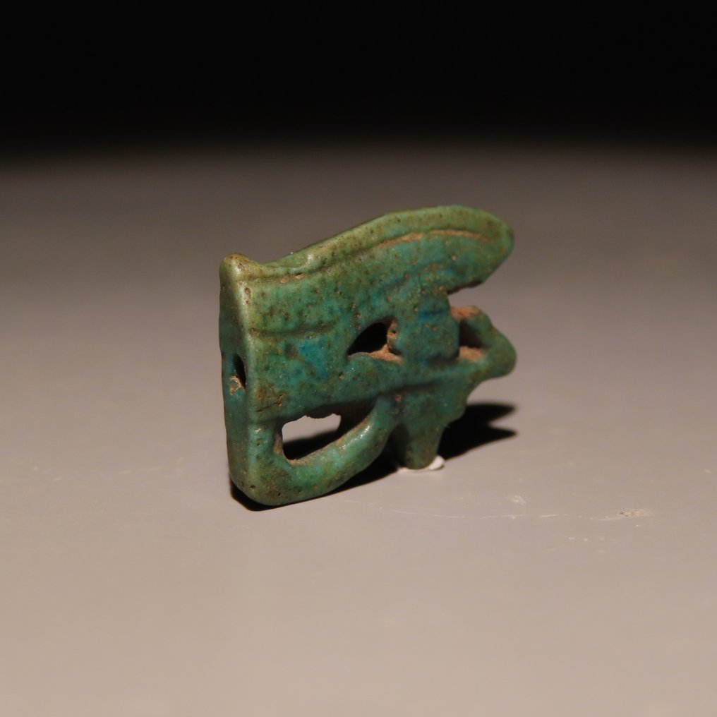 Antigo Egito, Pré-dinástico Faience Amuleto Udjat. Período Tardio, 664 - 332 a.C. Comprimento de 1,8 cm. #1.0