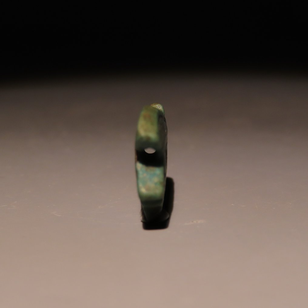 Antigo Egito, Pré-dinástico Faience Amuleto Udjat. Período Tardio, 664 - 332 a.C. Comprimento de 1,8 cm. #4.3