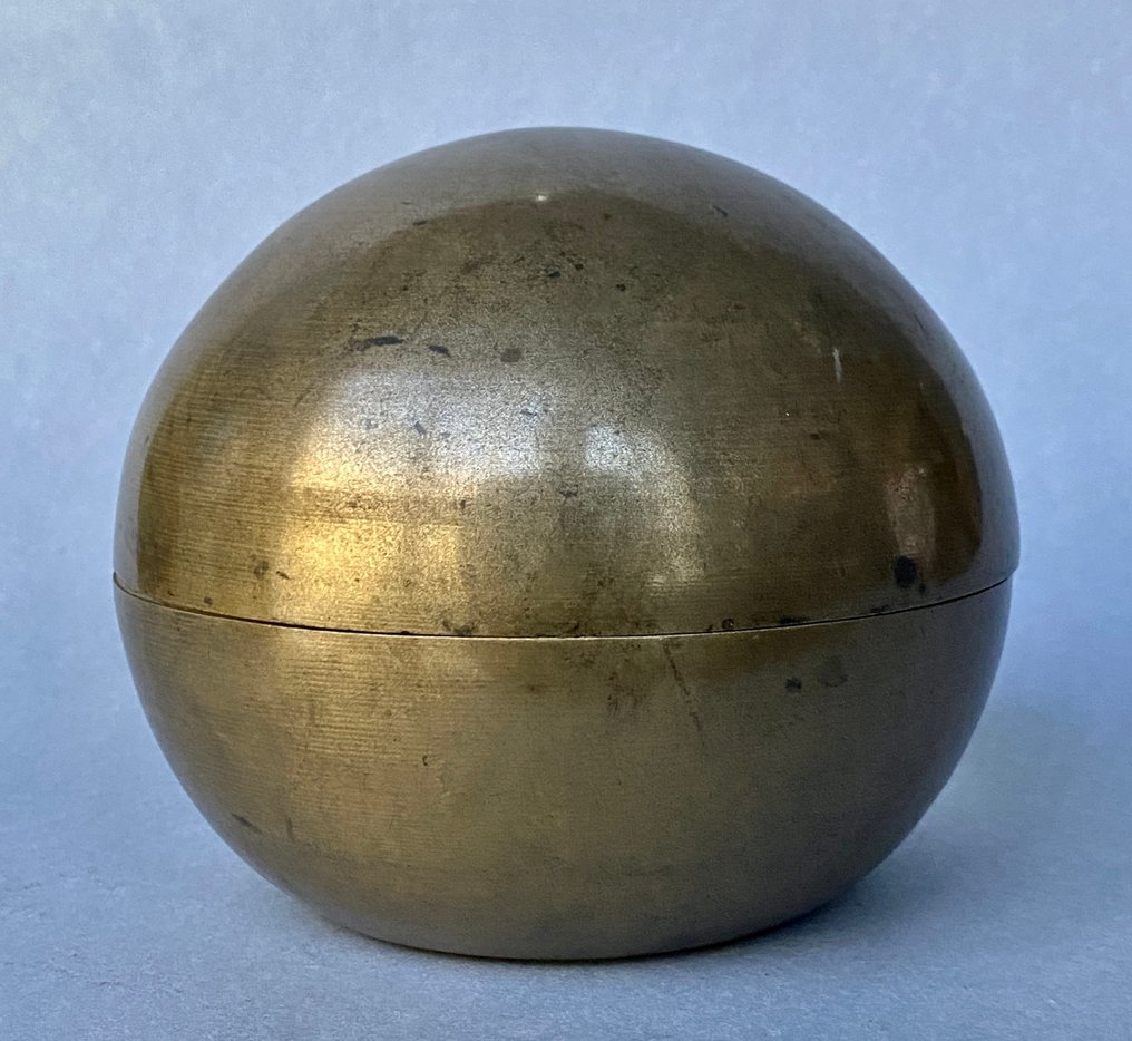 铜制优雅的半球形容器，设计简洁而朴素。 - 黄铜 - 印度 - Early 20th century #1.0