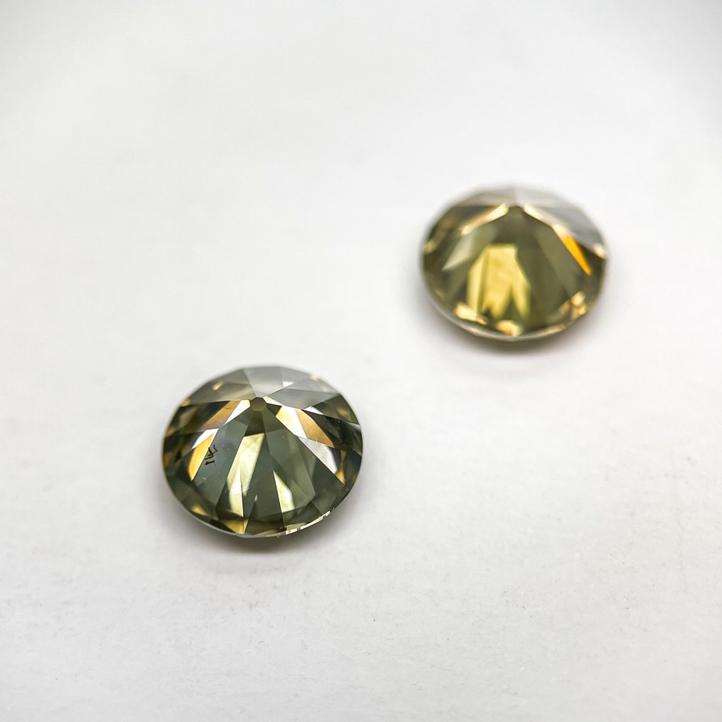 2 pcs 钻石  (天然色彩的)  - 6.74 ct - 圆形 - Fancy deep, Fancy 灰色, 稍帶綠色的 黄色 - SI2 微内含二级 - 国际宝石研究院（IGI） #3.2
