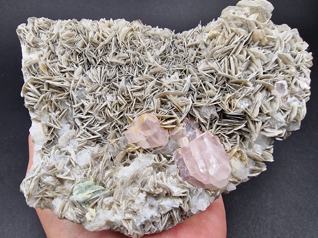 Απατίτης Ισχυρό ενεργό υπό UV με μοσχοβίτη - Ύψος: 130 mm - Πλάτος: 90 mm- 1036 g - (1) #2.1