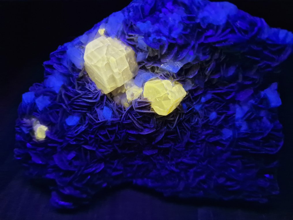 Απατίτης Ισχυρό ενεργό υπό UV με μοσχοβίτη - Ύψος: 130 mm - Πλάτος: 90 mm- 1036 g - (1) #1.0