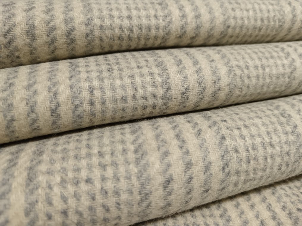 纯新羊毛，梳理，尺寸为7 x 1.60米 - 纺织品  - 700 cm - 160 cm - 纯新梳理羊毛 #1.0