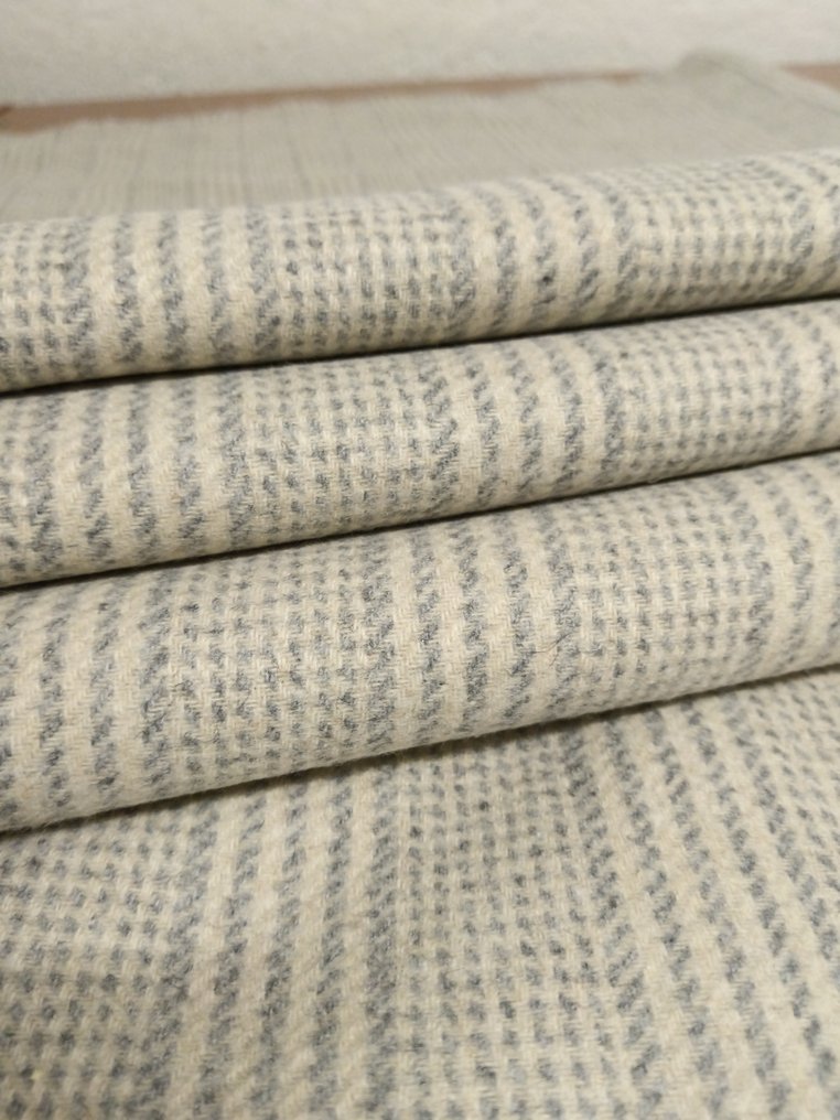 纯新羊毛，梳理，尺寸为7 x 1.60米 - 纺织品  - 700 cm - 160 cm - 纯新梳理羊毛 #1.0