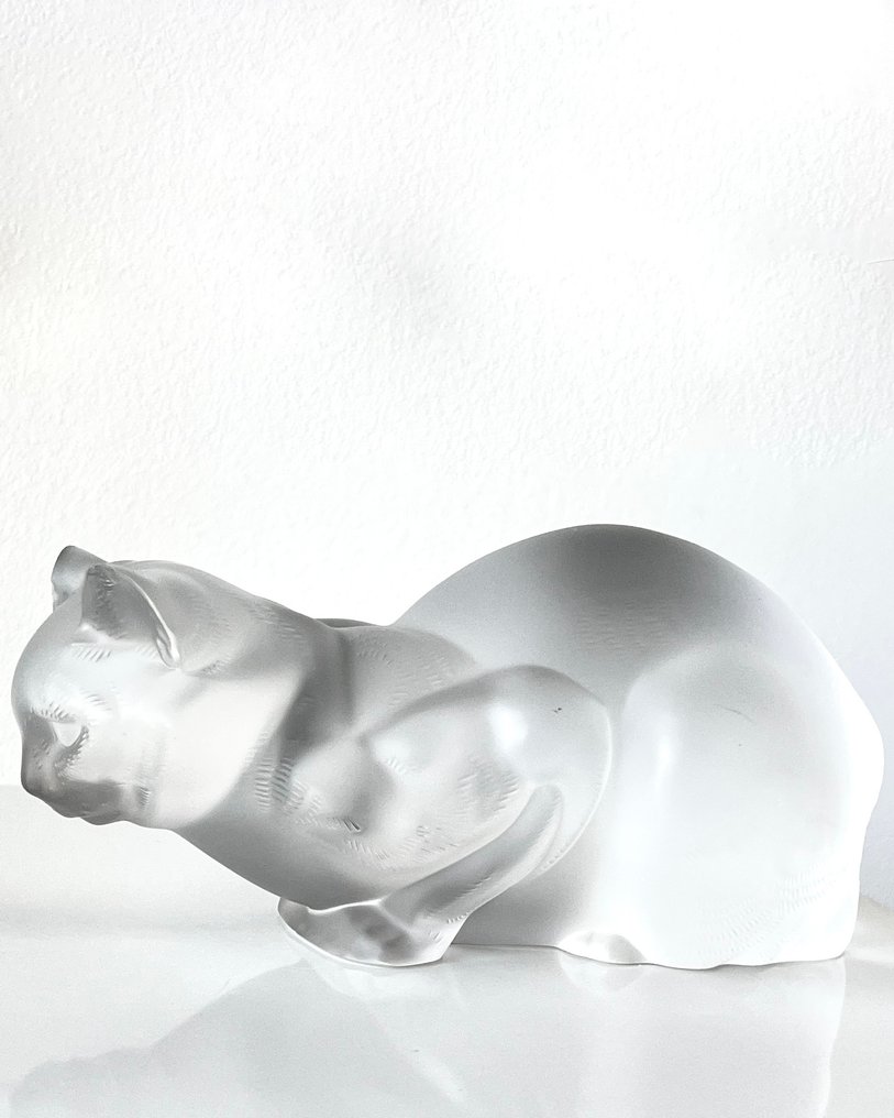 Lalique - René Lalique (1860-1945) - Sculpture, Large Crouching Cat - Chat Couche - Lengte 24 cm - 11 cm - Glass, Satin glass - 1970 #1.0