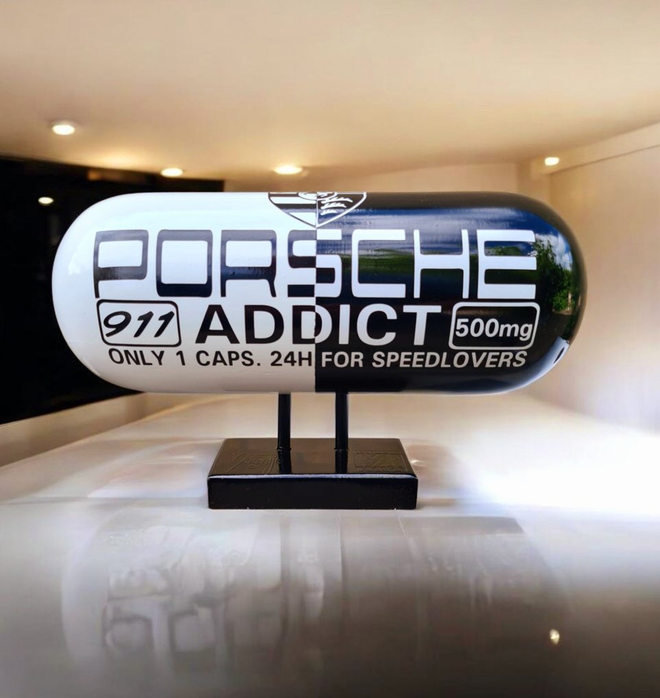 Moontje - XXL Design Capsule/Pill op sokkel Porsche Addict edition. #1.0