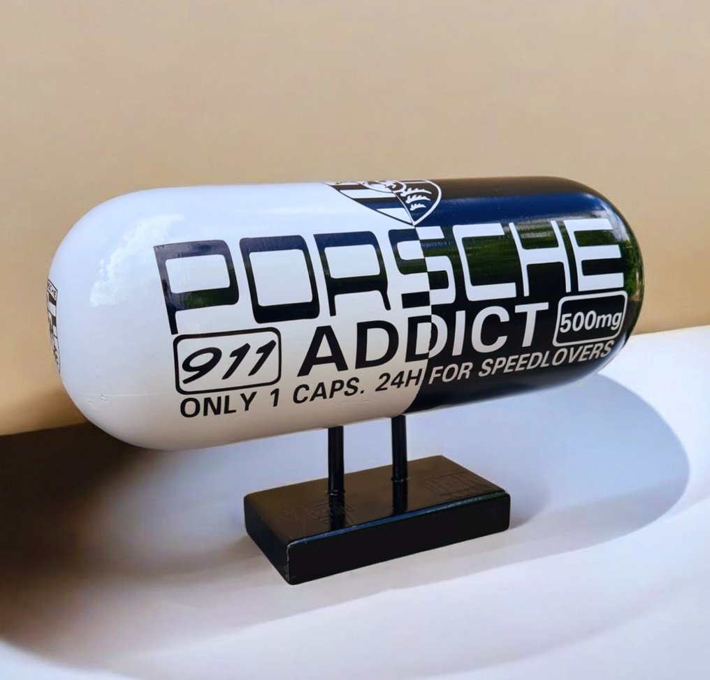 Moontje - XXL Design Capsule/Pill op sokkel Porsche Addict edition. #2.1