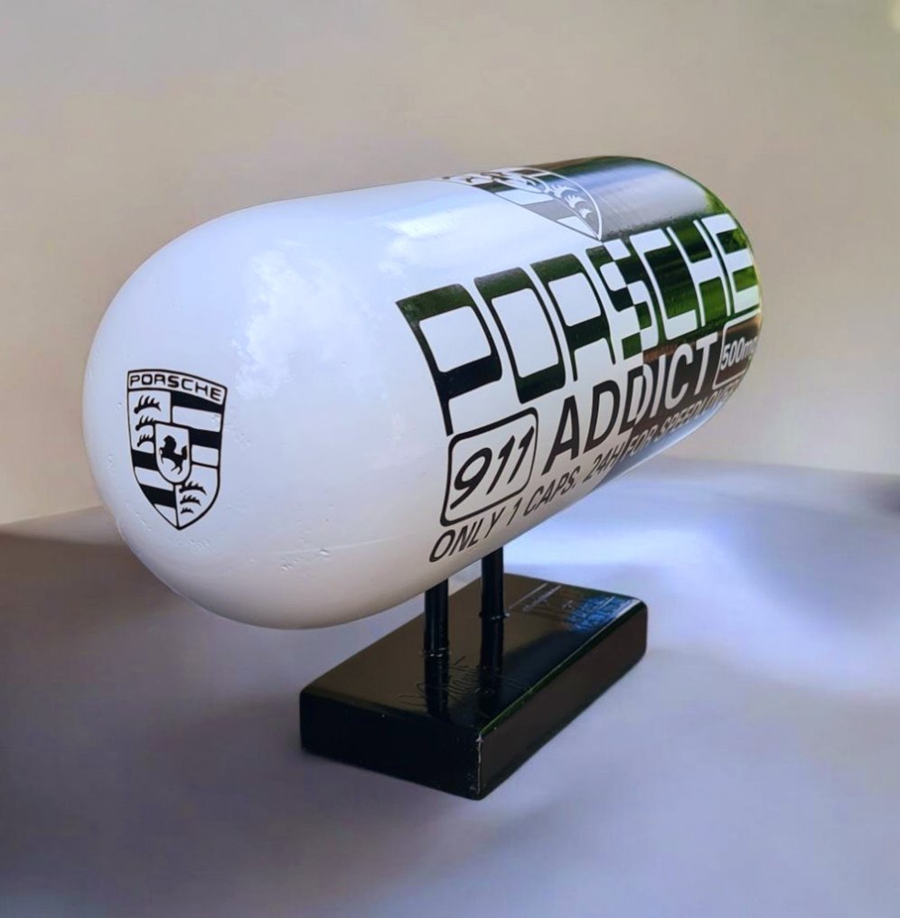 Moontje - XXL Design Capsule/Pill op sokkel Porsche Addict edition. #3.2