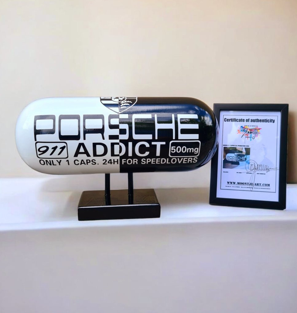 Moontje - XXL Design Capsule/Pill op sokkel Porsche Addict edition. #1.0