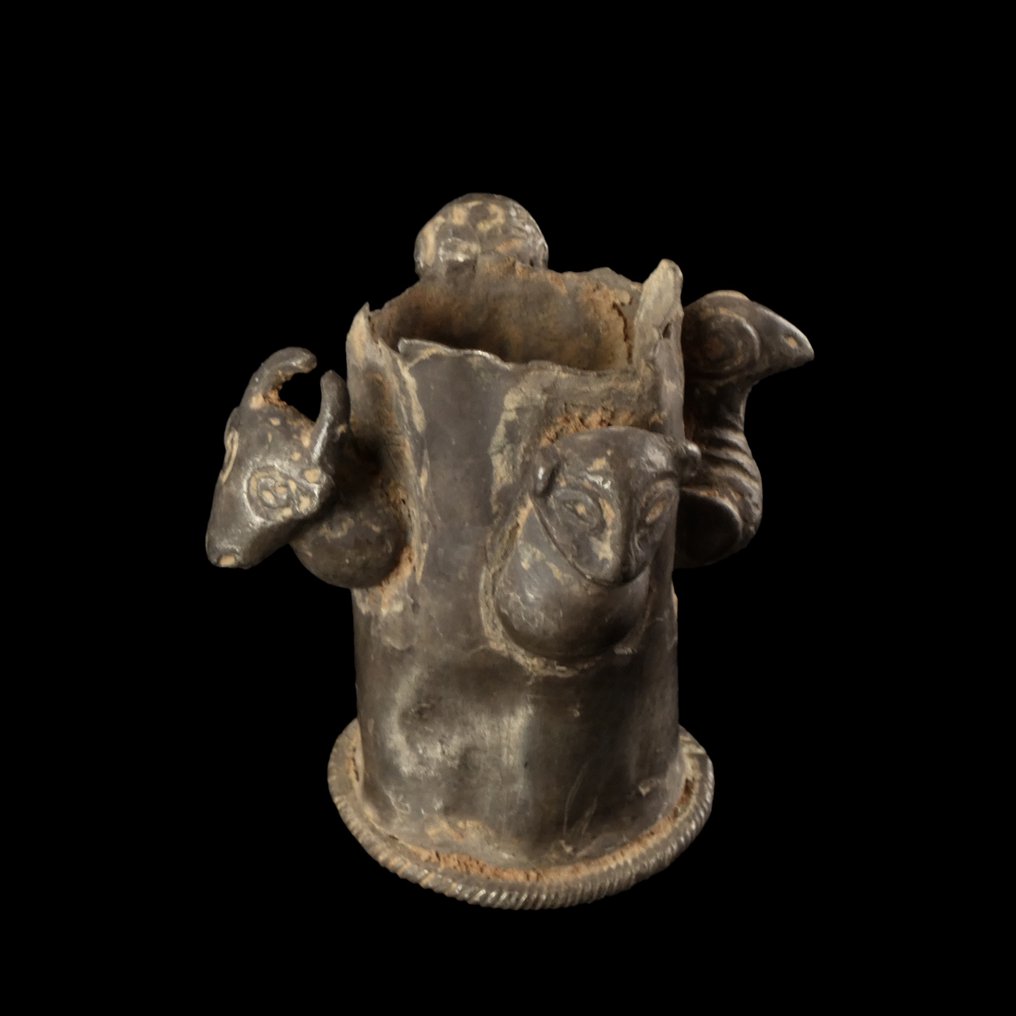 Αρχαίος Ασημί Τελετουργική ράβδος με διακοσμήσεις κεφαλιών ταύρου, πάνθηρα, πουλιού και ανθρώπου. #3.2