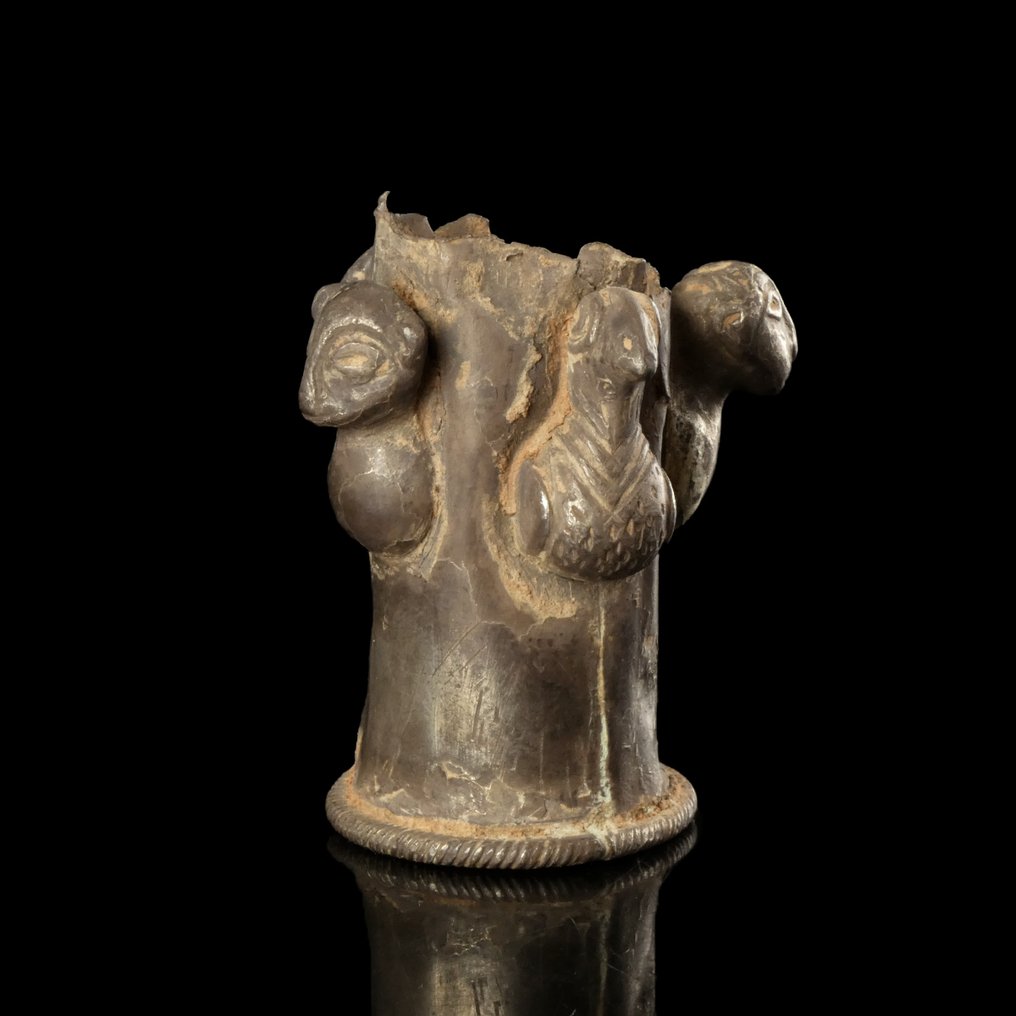 Αρχαίος Ασημί Τελετουργική ράβδος με διακοσμήσεις κεφαλιών ταύρου, πάνθηρα, πουλιού και ανθρώπου. #4.3