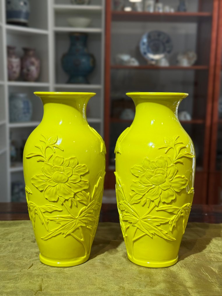 Pari keltaista Peking-lasipulloa - 黄料器花鸟纹瓶一对 - Lasi - Kiina - Ensimmäinen puolisko 20. century #1.0