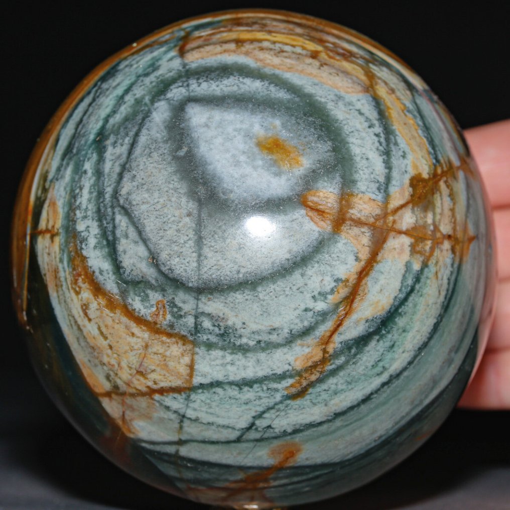 Sphere in Natural Agate – Contrasts of Fire and Forest Sphere in agatized jasper – Madagascar - Height: 114 mm - Width: 114 mm- 1939 g #3.2