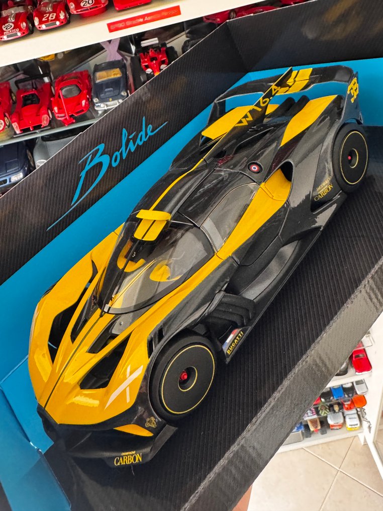 Bburago 1:18 - Modelbil - Bugatti Bolide W16.4 - Bygningsår 2020 gul / kulstof #1.0
