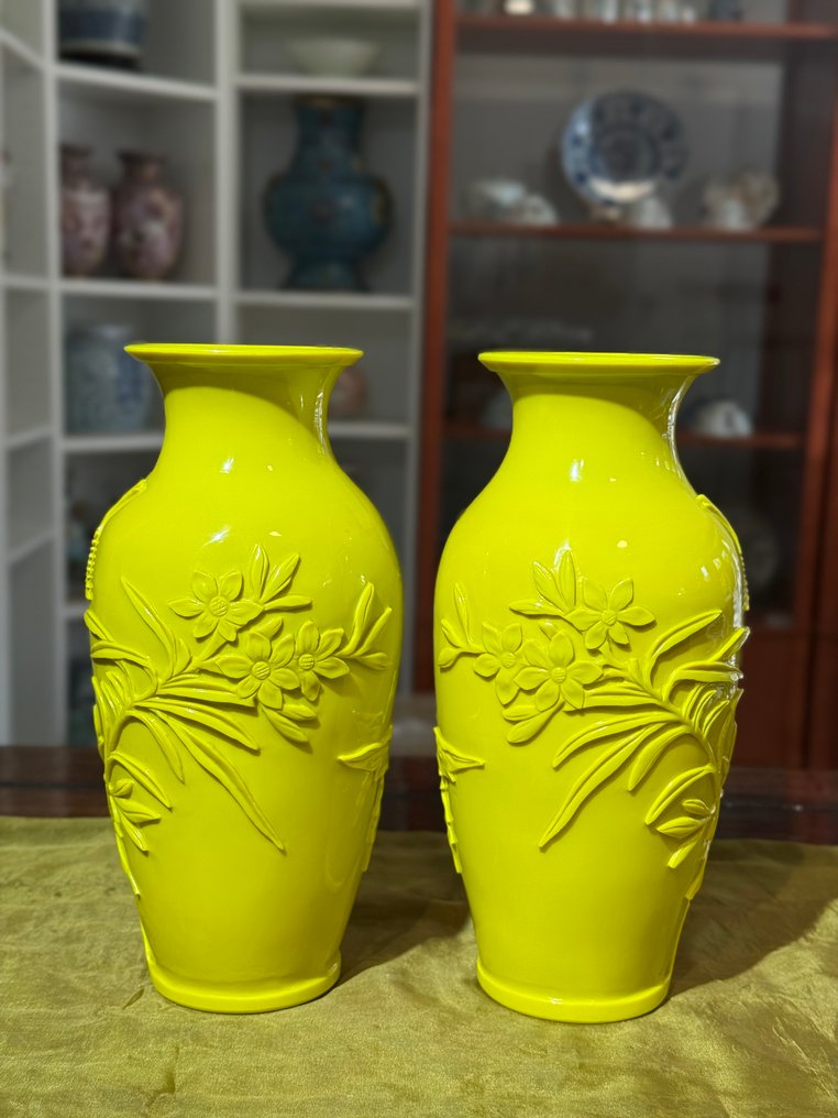 Pari keltaista Peking-lasipulloa - 黄料器花鸟纹瓶一对 - Lasi - Kiina - Ensimmäinen puolisko 20. century #2.1