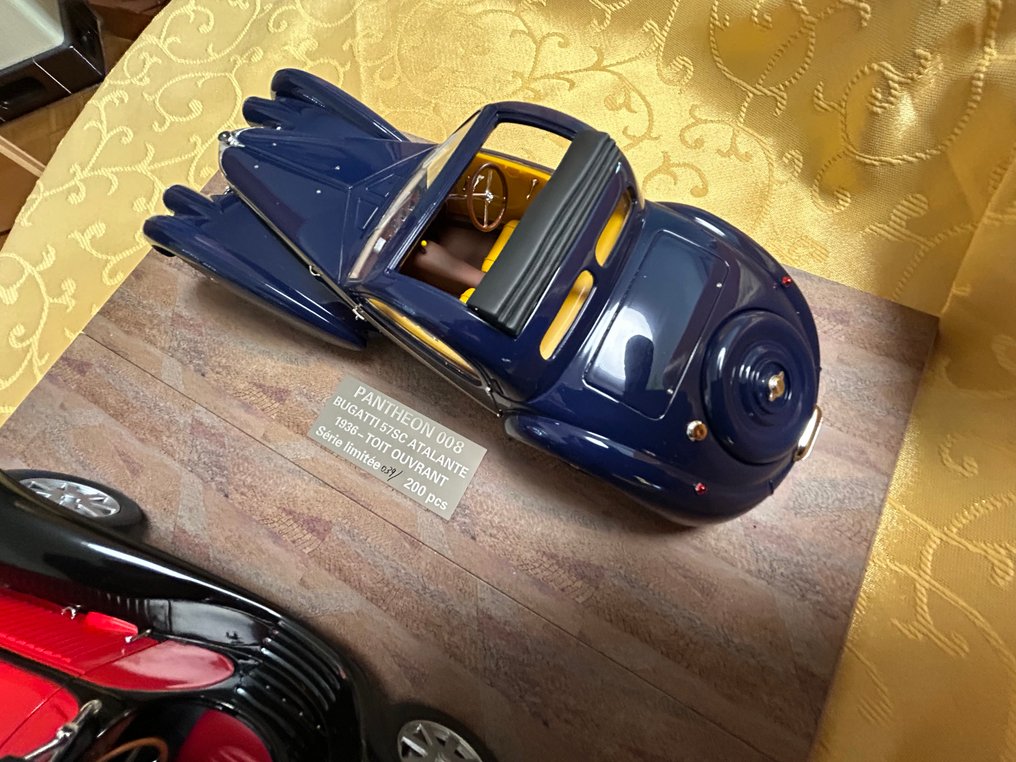 Pantheon Bugatti Duo Sammlerstücke  OVP 1:18 - Model car  (2) - Bugatti im Doppelpack - Mounted on a base plate limited edition / original decorative box #4.3