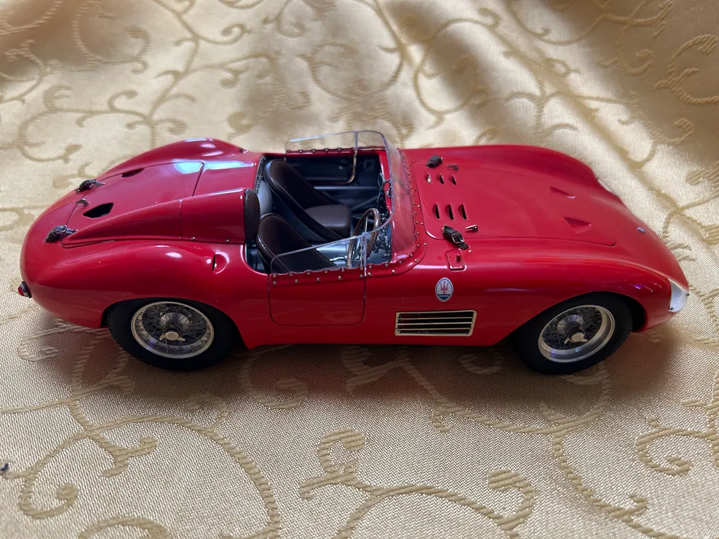 CMC 1:18 - Modelbil - Maserati Rennwagen Rarität - Samleobjekt fra udstillingsskabet #1.1