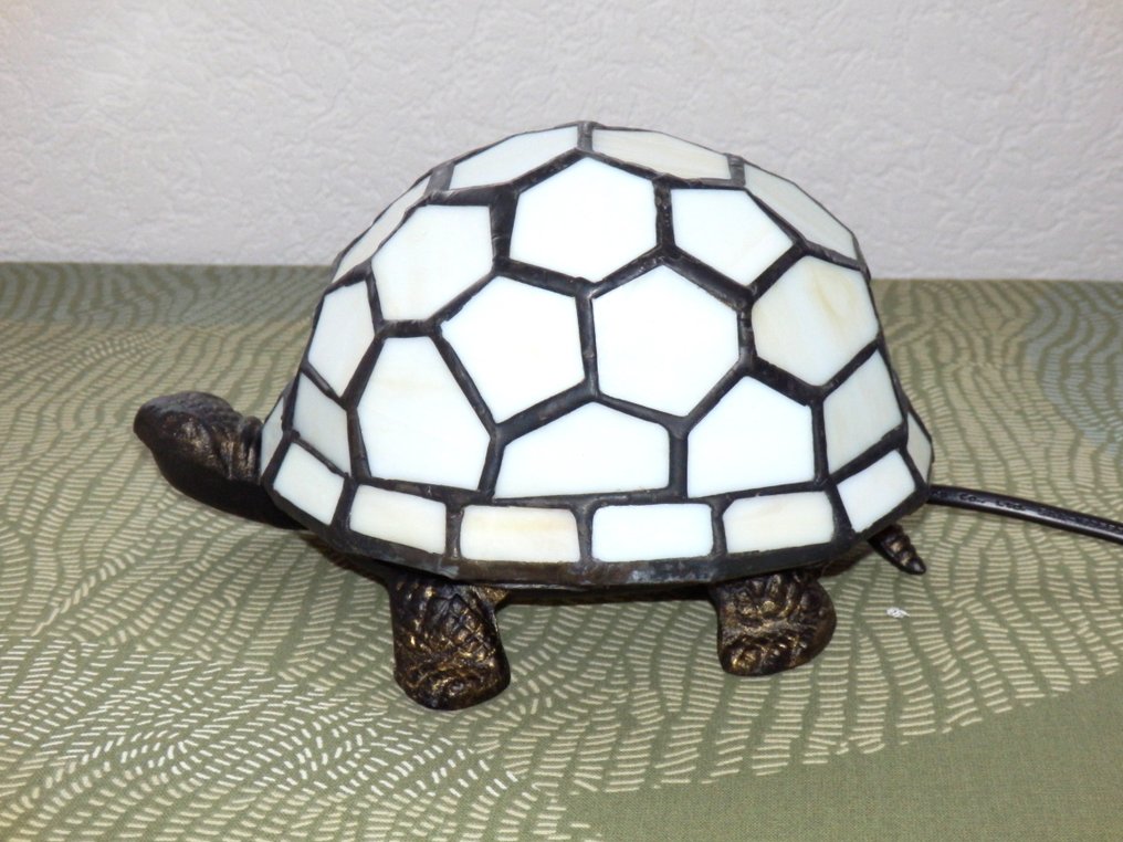 Fraaie Tiffany stijl lamp kleur Wit in de vorm van een schildpad in Art Nouveau stijl - Lamp - Glas-in-lood - schildpad tafellamp #1.0