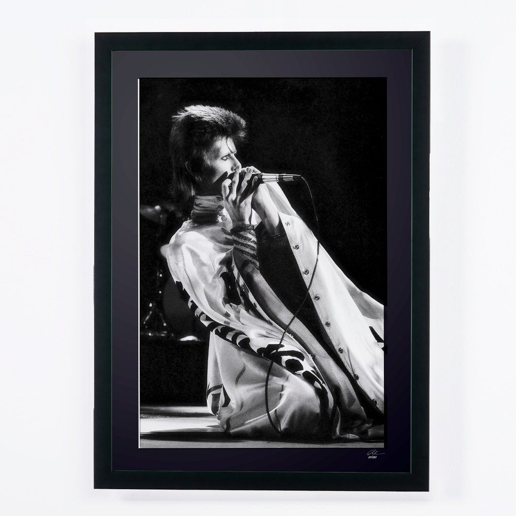 David Bowie - London 1973 - Ziggy Stardust - Fine Art Photography - Luxury Wooden Framed 70X50 cm - Limited Edition Nr 02 of 20 - Serial MU189 - Original Certificate (COA), Hologram - 100% New. Shipping Reduction from 3 items #3.2